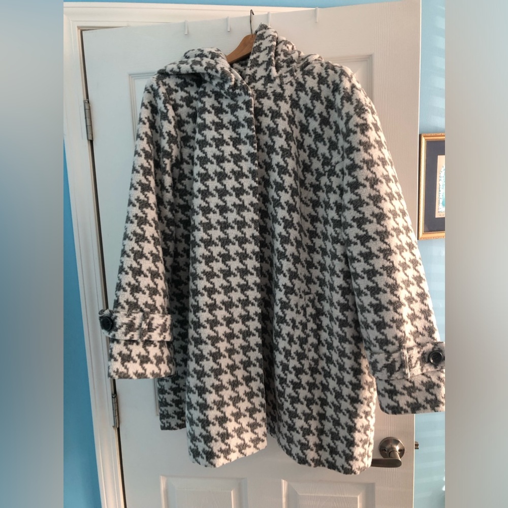 Catherine’s coat with hood, women’s size 4X, gray and white houndstooth, pockets